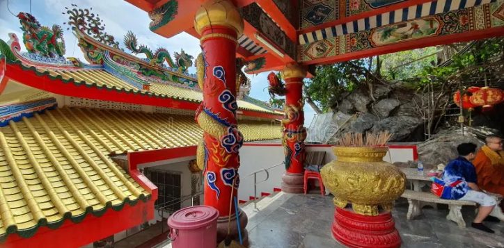 chao-pho-khao-yai-shrine-koh-si-chang