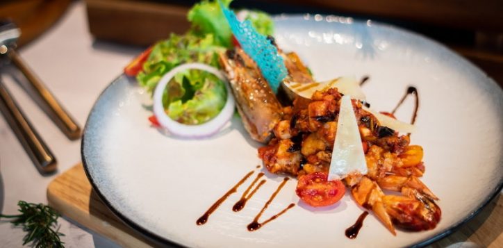 delicious-bites-to-pair-with-your-cocktail-or-drinks-at-silver-moon-rooftop-bar-sriracha