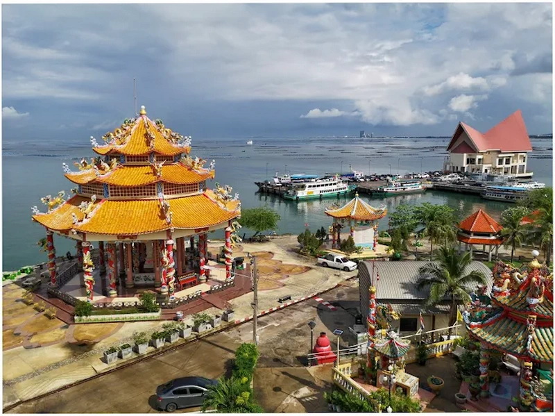 Wat Ko Loi: The Serene Island Temple of Sriracha