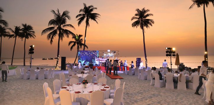 beachfront-banquet-set-up