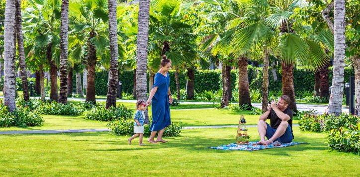 family-enjoying-afternoon-tea-at-garden