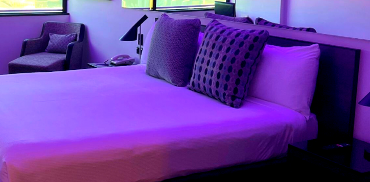 vivid-purple-room