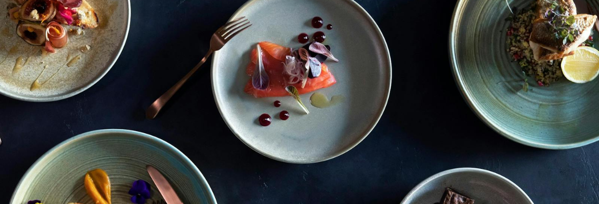 platform-818-festive-group-dining