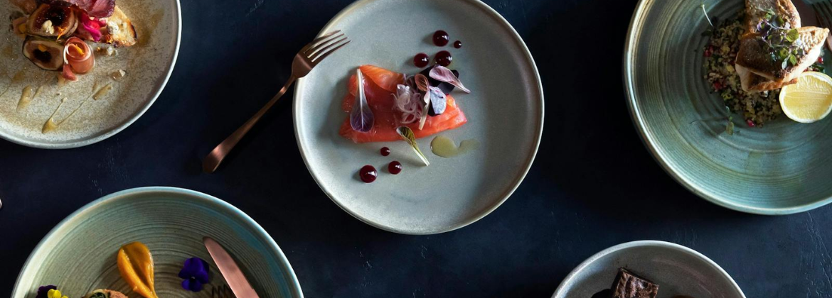 platform-818-festive-group-dining