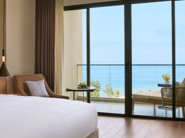 superior-king-room-sea-view-with-balcony