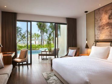 superior-king-room-with-direct-pool-access