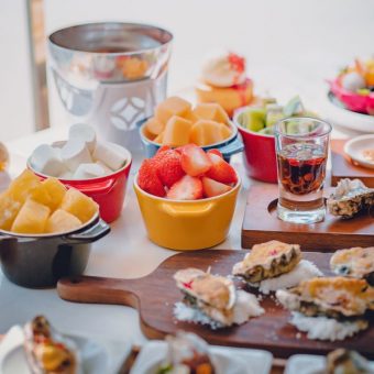sunday-bed-brunch