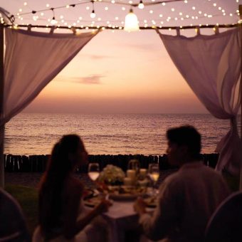 romantic-dinner-by-the-sea