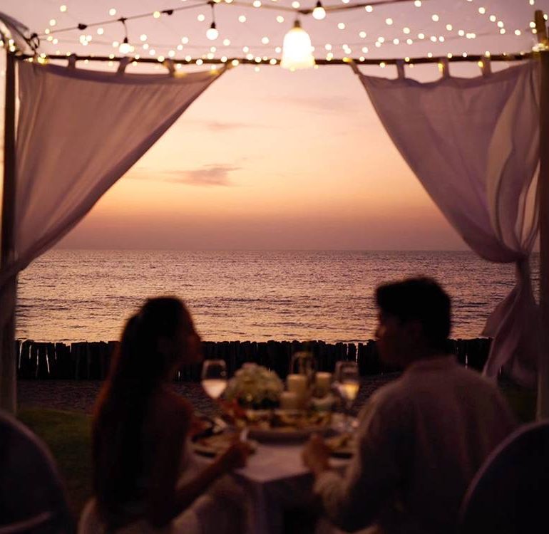 romantic-dinner-by-the-sea