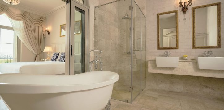 executive-deluxe-room-bathtub