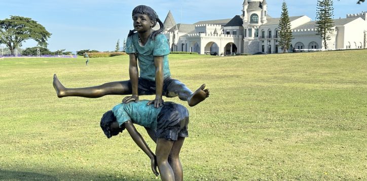movenpick-resort-khao-yai-lawn-with-kids-scultures