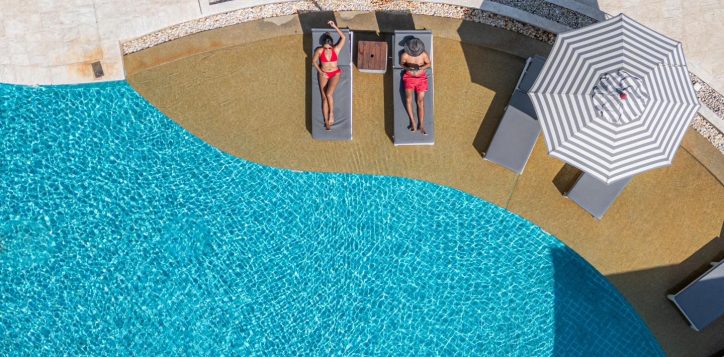 movnepick-resort-khao-yai_relax-by-swiming-pool