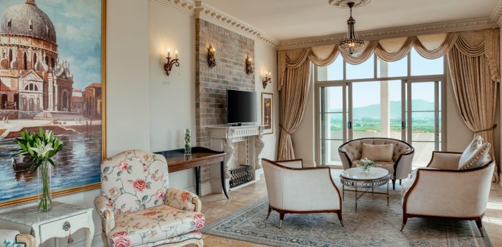 movenpick-khaoyai_my-ozone-suite_living-room-3