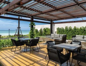 Immerse Yourself in Beachfront Bliss : Green Mango Restaurant