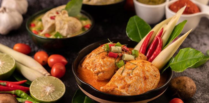 chicken-curry-bowl-with-lemongrass-kaffir-lime-leaves-tomatoes-lemon-garlic-1