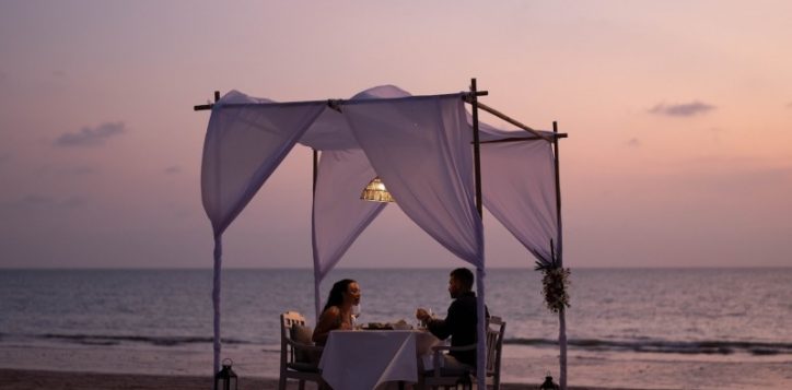 thailand-khao-lak-grand-mercure-khao-lak-beach-dinner-couple-2023-2