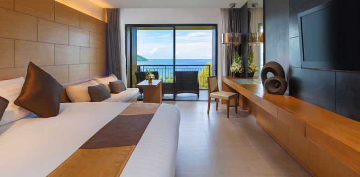 family-room-47sqm-sea-view-balcony-1-king-bed-and-1-queen-bed