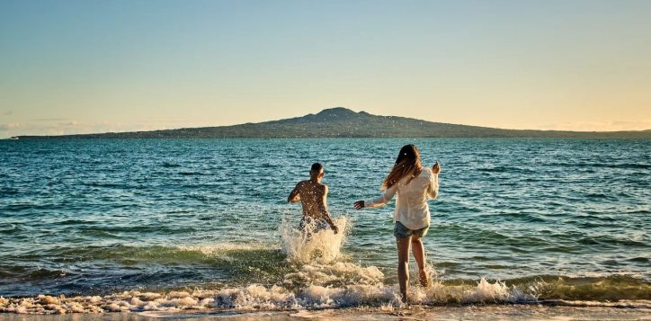 670700-couple-at-mission-bay-beach-web-optimised-1280px-jpg-or-png-or-webp-1