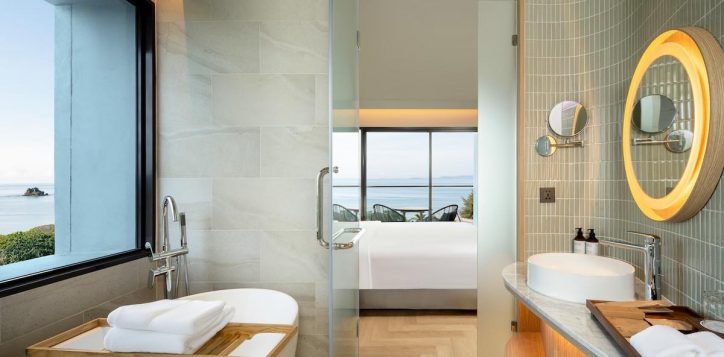 junior-suite-ocean-view-with-balcony-bath-room