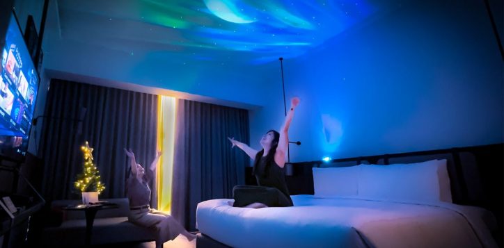 aurora-room_with-people-2