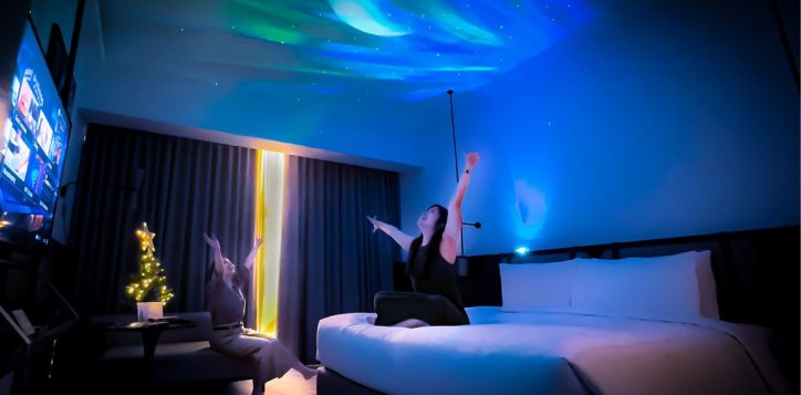 aurora-room-with-people