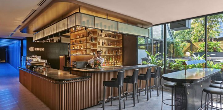 suguhan-koktail-di-atelier-lounge-bar_