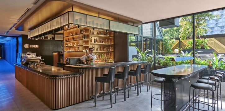 indulge-in-signature-cocktails-at-singapores-best-cocktail-bar