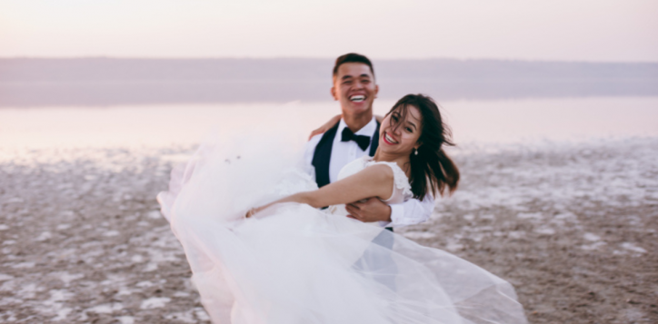 beach-destination-wedding-couple
