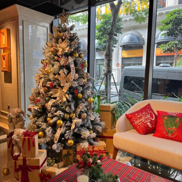 vibrant-christmas-spirit-in-the-heart-of-hanoi