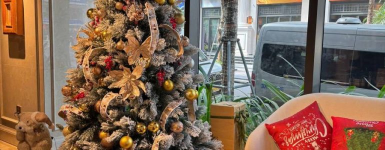 vibrant-christmas-spirit-in-the-heart-of-hanoi