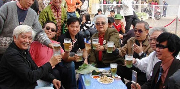 people-cheering-with-hanoi-fresh-beer