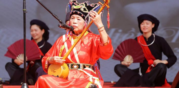 vietnamese-woman-performing-hat-then