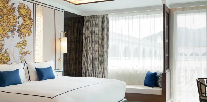 02-luxurious-accommodations-at-movenpick-myth-hotel