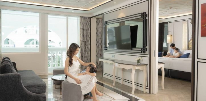 hotels-in-phuket-with-buffet-breakfast-morning-feasts-with-a-view-02