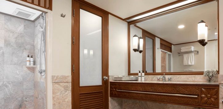 superior-suite-bathroom-1800-x-646_44_11zon