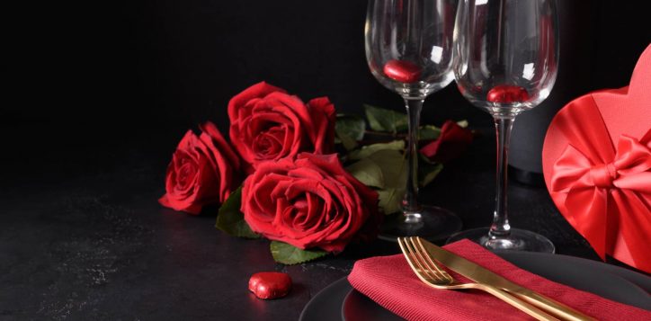 invitation-valentine-s-day-dinner-festive-table-setting-with-romantic-gift-red-roses-black-greeting-card-with-copy-space