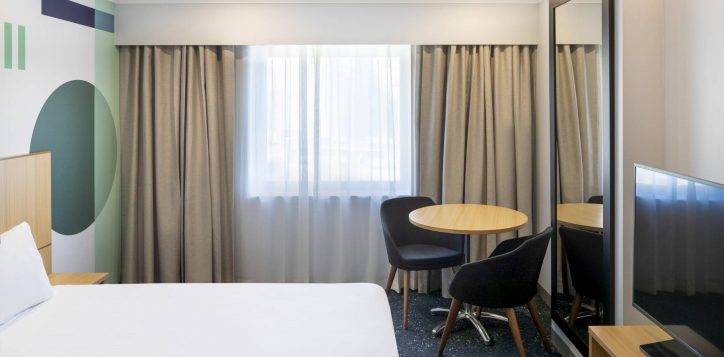 0021_ibis_styles_syd_central25thsepth2023-standard-queen-room-1