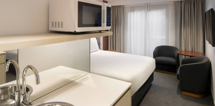 0029_ibis_styles_syd_central25thsepth2023-superior-queen-room-kitchenette