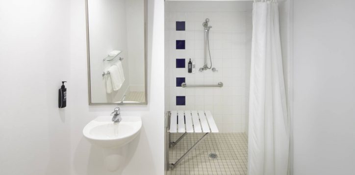 standard-accessible-queen-room