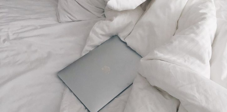 laptop-on-white-duvet