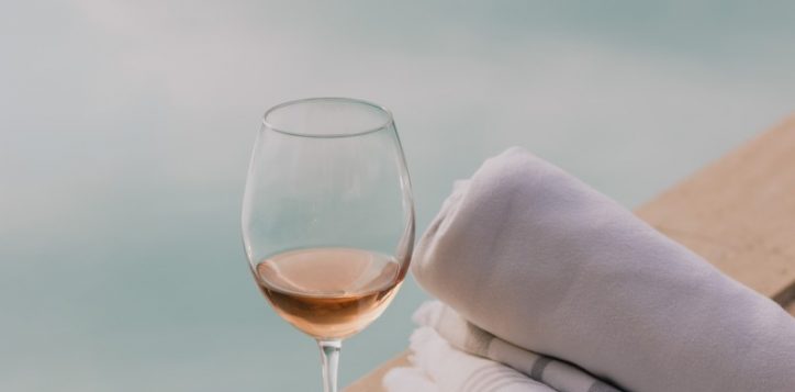 towels-and-wine-at-poolside