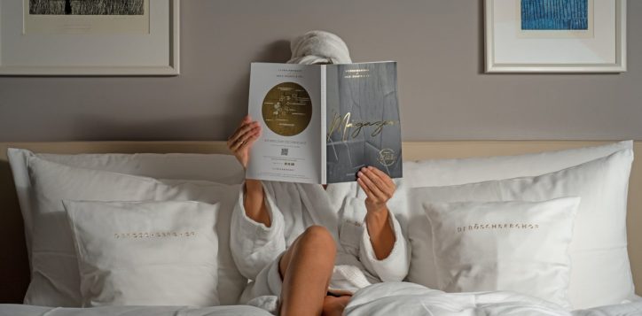 women-in-hotel-bed-reading
