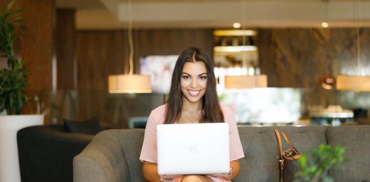 business-women-on-laptop