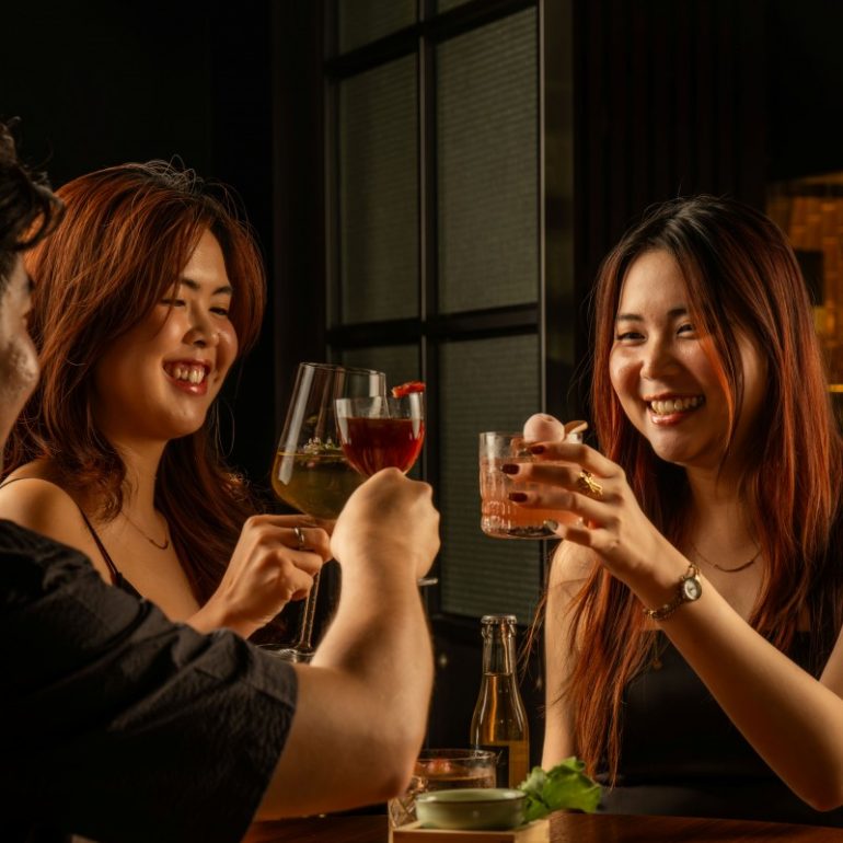moga-happy-hour