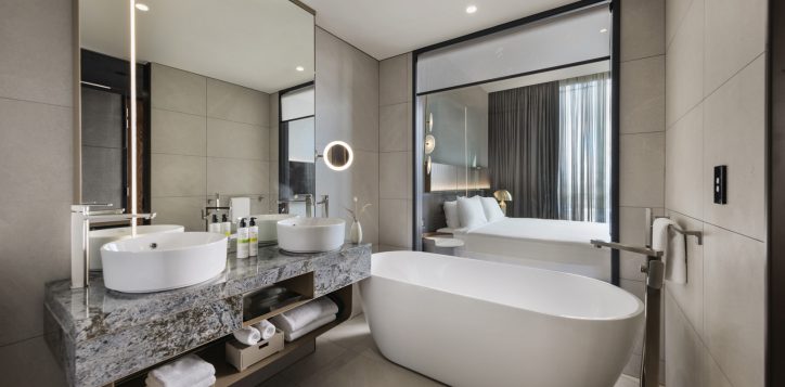 executive-king-suite-bathrrom-2