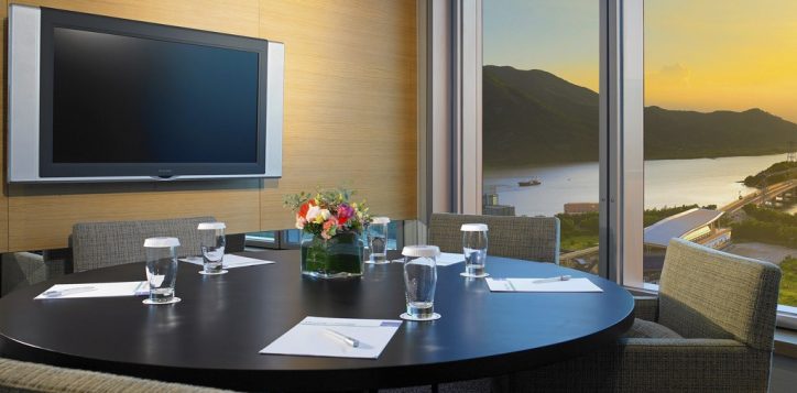 meeting-room-in-premier-lounge-on-l21