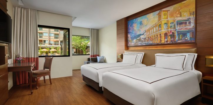 deluxe-pool-access-room