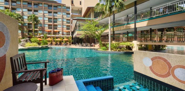 deluxe-pool-access-room