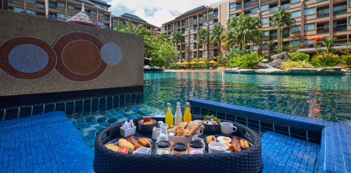 deluxe-pool-access-room