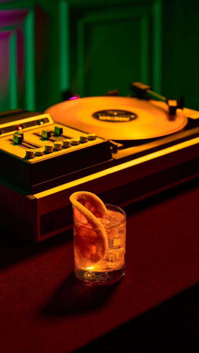 La Vue Happy Hour at Pullman Dubai Jumeirah Lakes Towers with drinks from AED 35 and 15% off food, daily 4 PM to 7 PM.